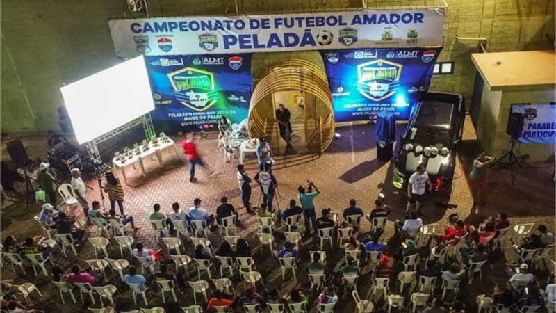 Peladão entrega uniformes novos aos classificados para as oitavas de final