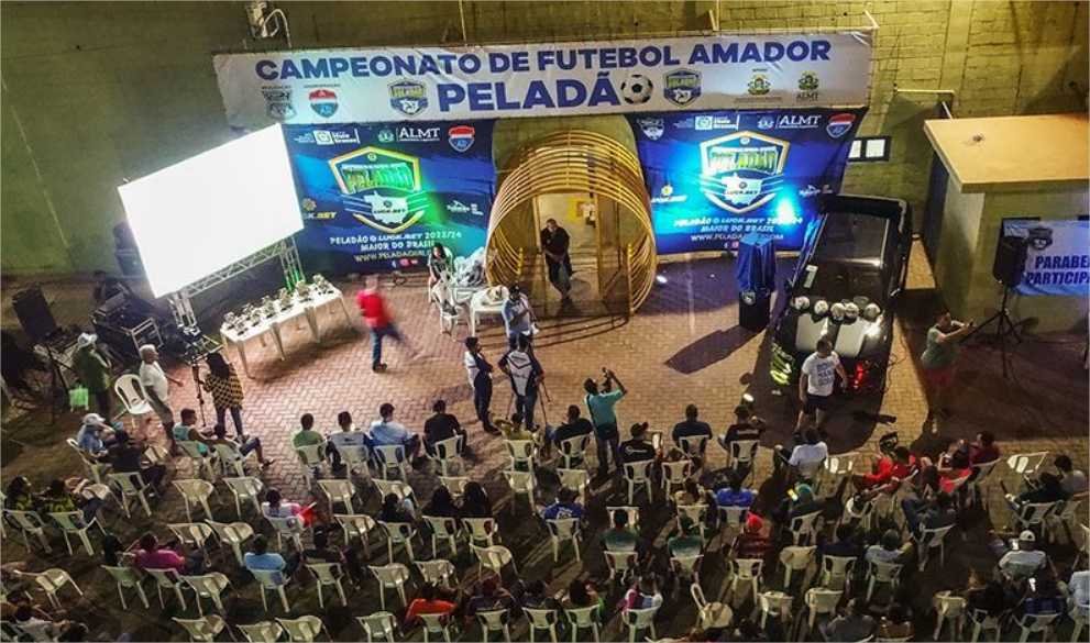 Peladão entrega uniformes novos aos classificados para as oitavas de final