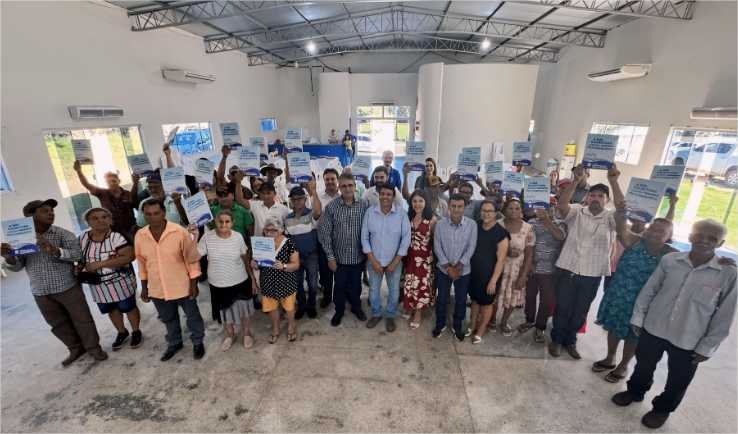 Famílias de assentamentos rurais recebem escrituras do Governo de MT e encerram espera de duas décadas