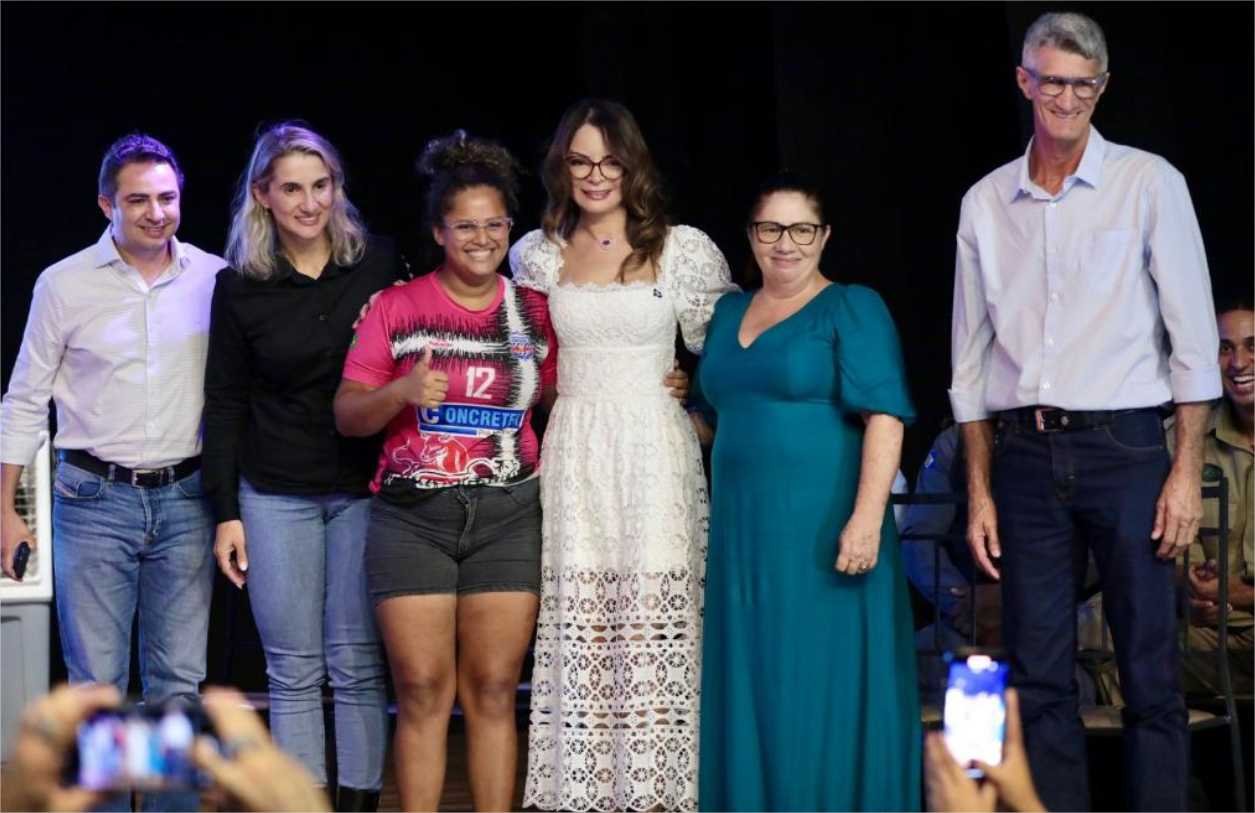 Primeira-dama de MT lidera lançamento do SER Família Habitação em Alta Floresta