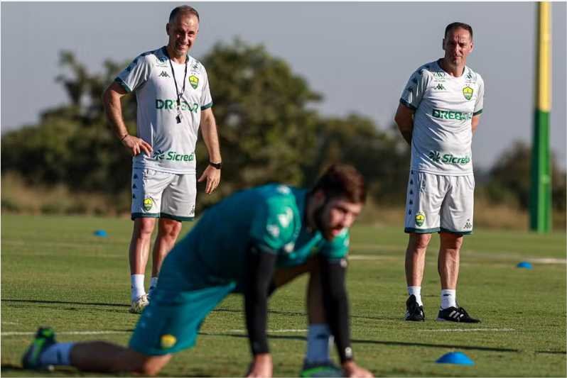 Solidez defensiva e finalizações: Petit define prioridades para o Cuiabá treinar na pausa da Série A