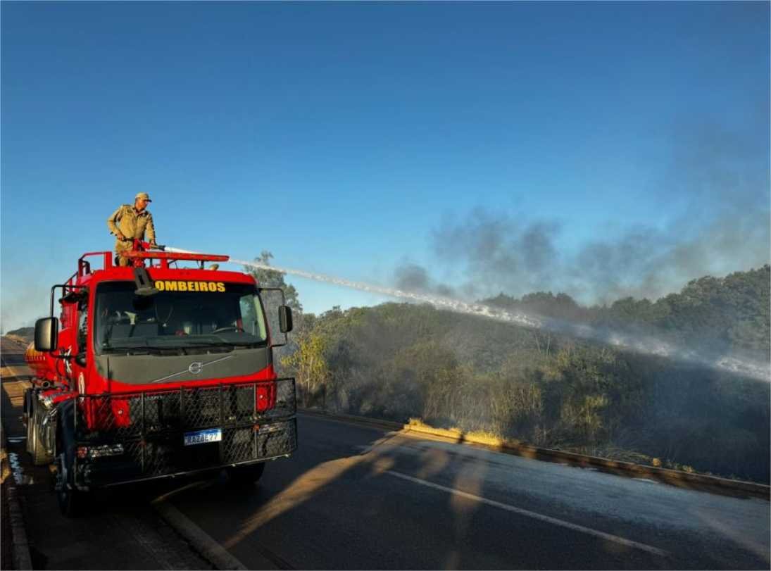 Corpo de Bombeiros combate incêndio em vegetação nas proximidades da BR-070