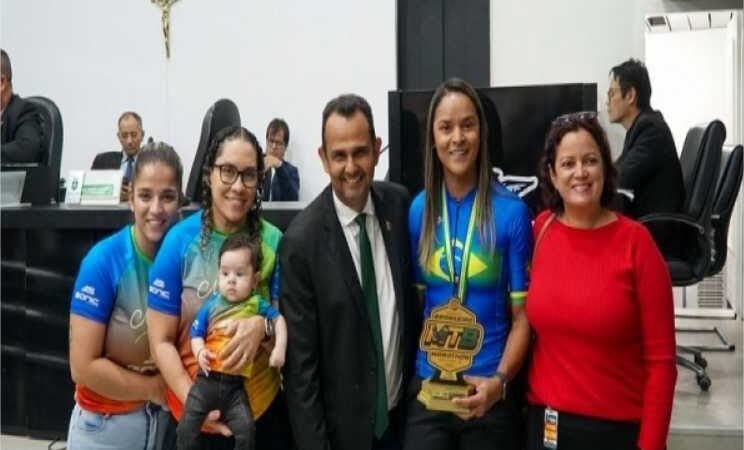 Vereador Sargento Joelson abre espaço para campeã brasileira de MTB Marathon