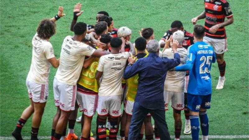 Flamengo faz 2 a 0 no Corinthians e espanta crise com brilho de Lorran