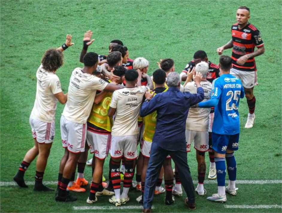 Flamengo faz 2 a 0 no Corinthians e espanta crise com brilho de Lorran
