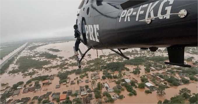 PRF resgata moradores isolados por conta das enchentes no RS