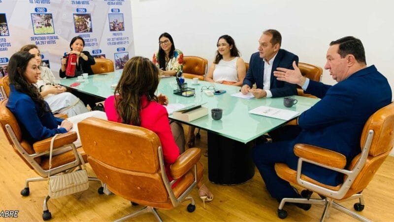 Defensora agredida pela PM em Novo Mundo se reúne com deputados na ALMT