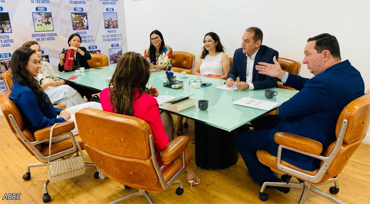 Defensora agredida pela PM em Novo Mundo se reúne com deputados na ALMT