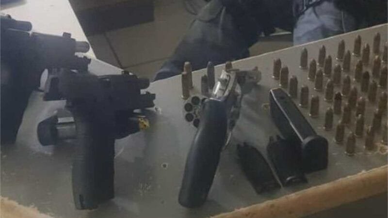 Força Tática apreende armas, munições e drogas de facção criminosa