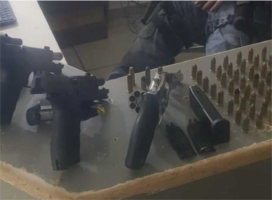 Força Tática apreende armas, munições e drogas de facção criminosa