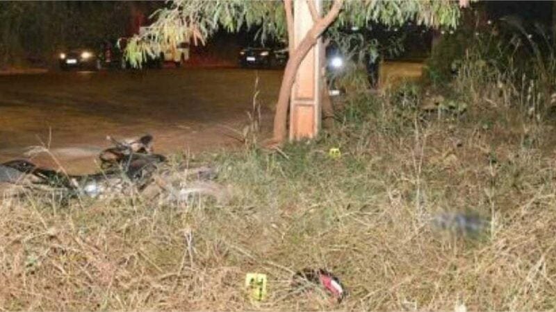 Motociclista morre após colidir em meio-fio e ser arremessado em matagal