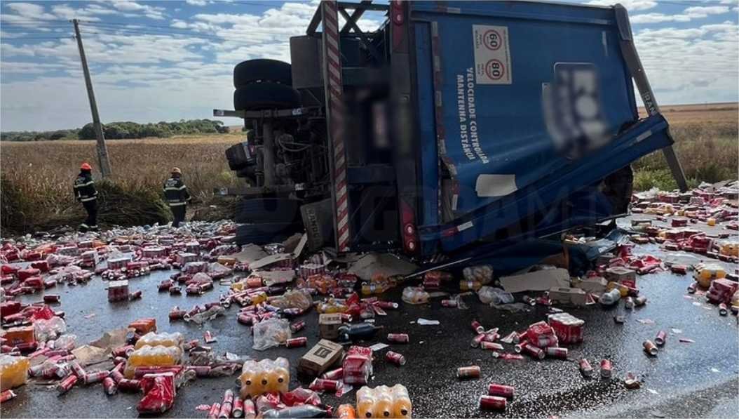 Motoristas ficam feridos após batida entre carretas no cruzamento das rodovias MT-130 e BR-070