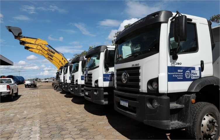 Governo de MT entrega 30 caminhões para transporte de produtos da agricultura familiar