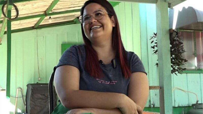 Grávida deixará casa de madeira no quintal da sogra após receber chave de imóvel próprio do SER Família Habitação