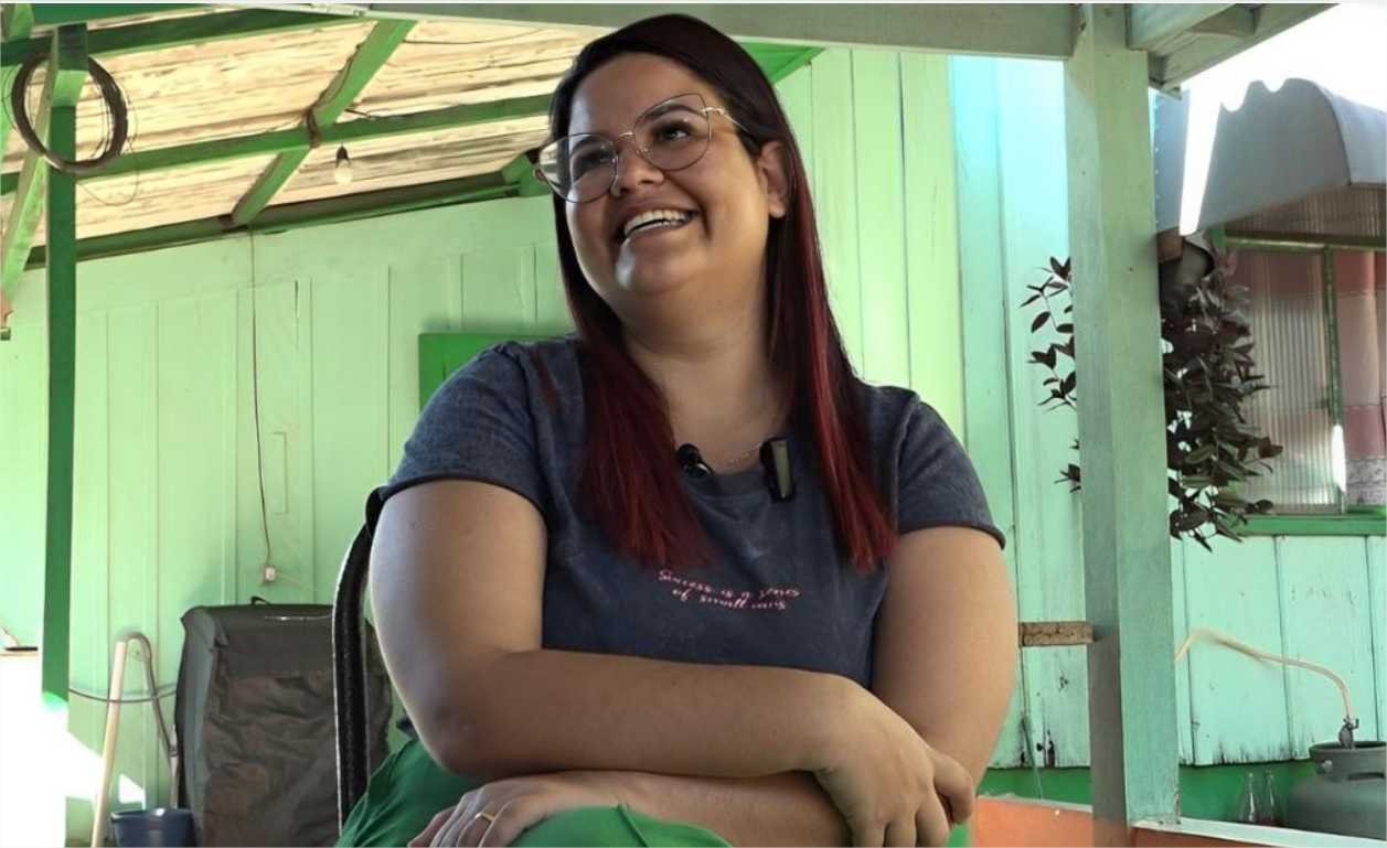 Grávida deixará casa de madeira no quintal da sogra após receber chave de imóvel próprio do SER Família Habitação