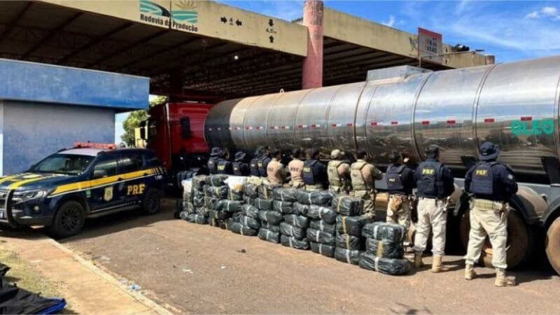 Motorista é preso ao ser flagrado com quase 900 kg de drogas em caminhão-tanque