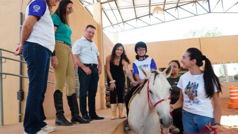 Botelho recebe reivindicações para melhorar o Centro de Equoterapia da UFMT
