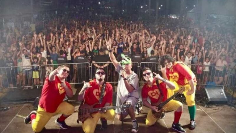 Cover dos Mamonas Assassinas e Pescuma cantando samba são atrações do Festival da Cerveja Artesanal