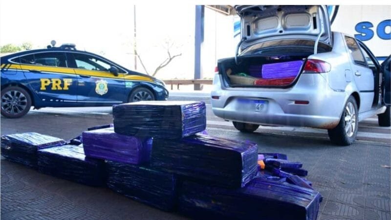 PRF apreende carro furtado recheado com maconha em Rondonópolis