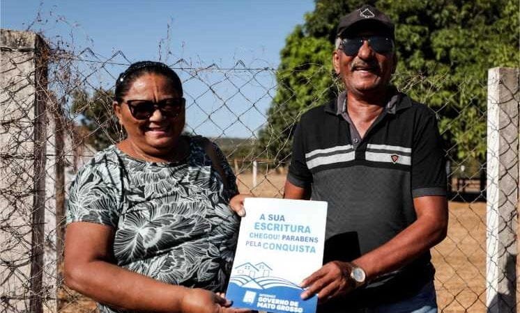 Famílias de assentamento recebem escrituras do Governo de MT; “Dia histórico”, afirma moradora
