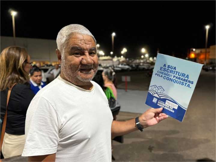 Governo entrega 450 escrituras em Cuiabá: “Sou o homem mais feliz do mundo”, diz morador após 30 anos de espera