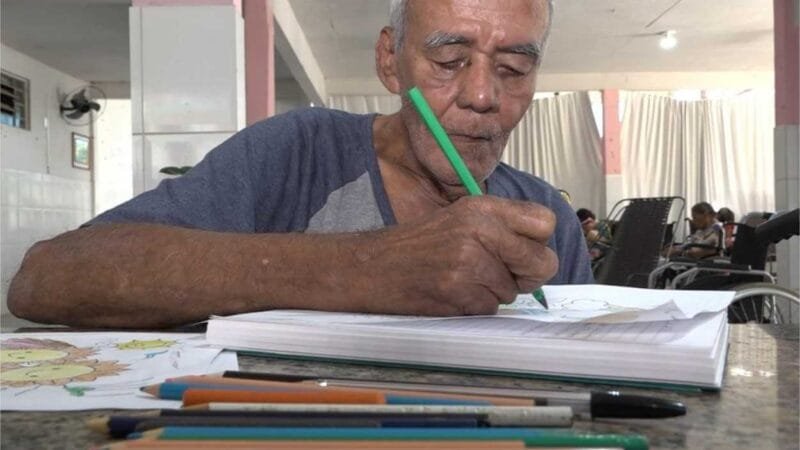 Aos 82 anos, idoso que só cursou até a 4ª série volta a estudar com programa do Governo de MT