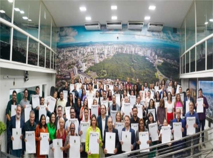 Michelly Alencar Entrega Moção de Aplauso à Imprensa Cuiabana