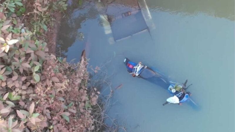 Idoso perde controle de motocicleta e morre após cair em rio