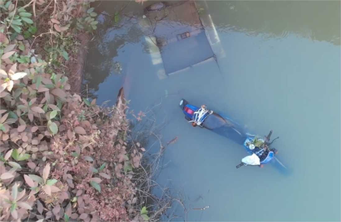 Idoso perde controle de motocicleta e morre após cair em rio