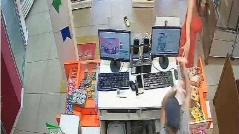 Mulher é presa depois de arremessar garrafa em funcionária e depredar espaço na Beira Rio; veja vídeo