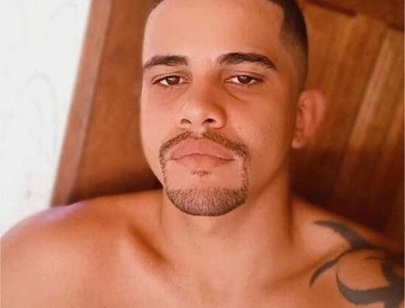 Rapaz é assassinado com vários tiros enquanto estava deitado no sofá de casa