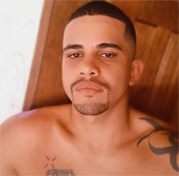 Rapaz é assassinado com vários tiros enquanto estava deitado no sofá de casa