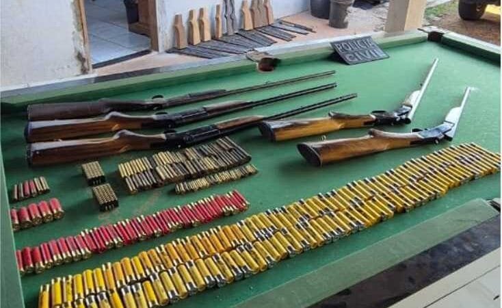 Polícia Civil fecha fábrica clandestina de armas de fogo e prende idoso responsável pelo local