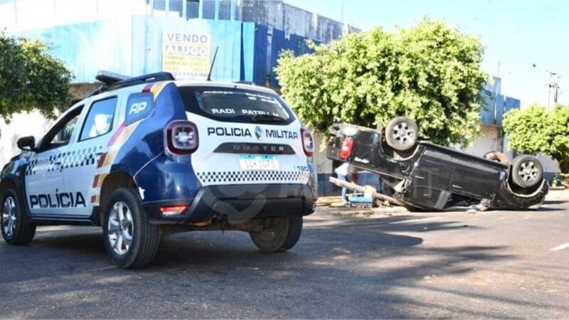 Caminhonetes batem em cruzamento e uma acaba capotada no Centro de Rondonópolis