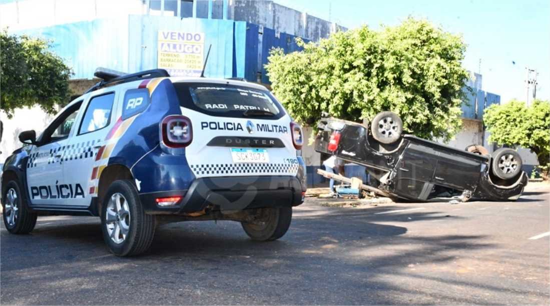 Caminhonetes batem em cruzamento e uma acaba capotada no Centro de Rondonópolis