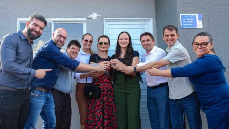 Em Juína, primeira-dama de MT e presidente da MT Par fazem entregas do SER Família Habitação