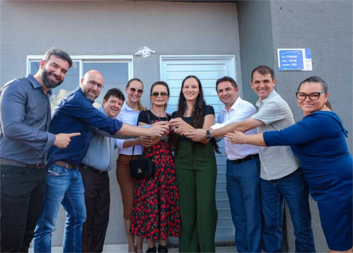 Em Juína, primeira-dama de MT e presidente da MT Par fazem entregas do SER Família Habitação