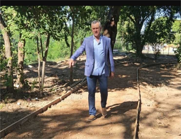 Renivaldo fiscaliza obras em praça e identifica pontos para tapa-buracos
