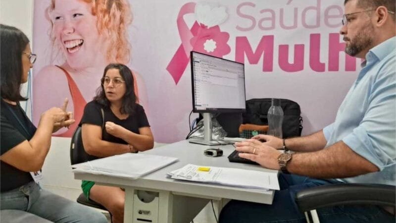 Unidade móvel de saúde da SES atende mulheres surdas com apoio de tradutor de Libras
