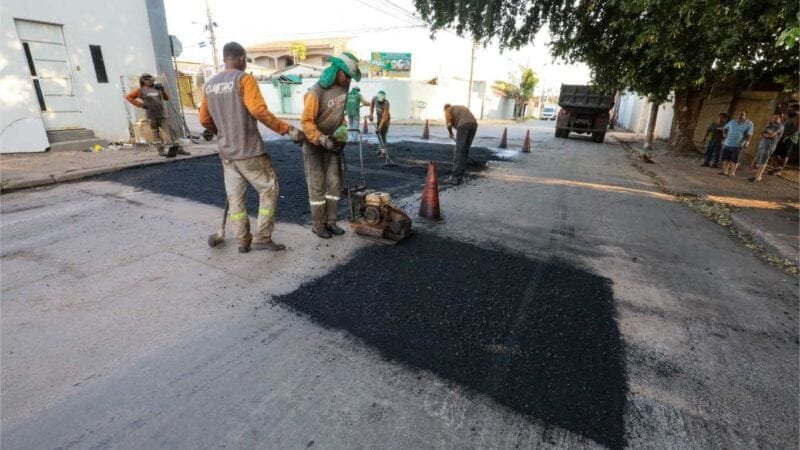 Operação tapa-buracos desencadeada pela Prefeitura de Cuiabá atende as quatro regiões da cidade