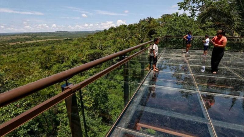 Primeiro mirante de vidro de MT se tornou ponto de lazer das famílias e atrativo para turistas, afirma prefeita