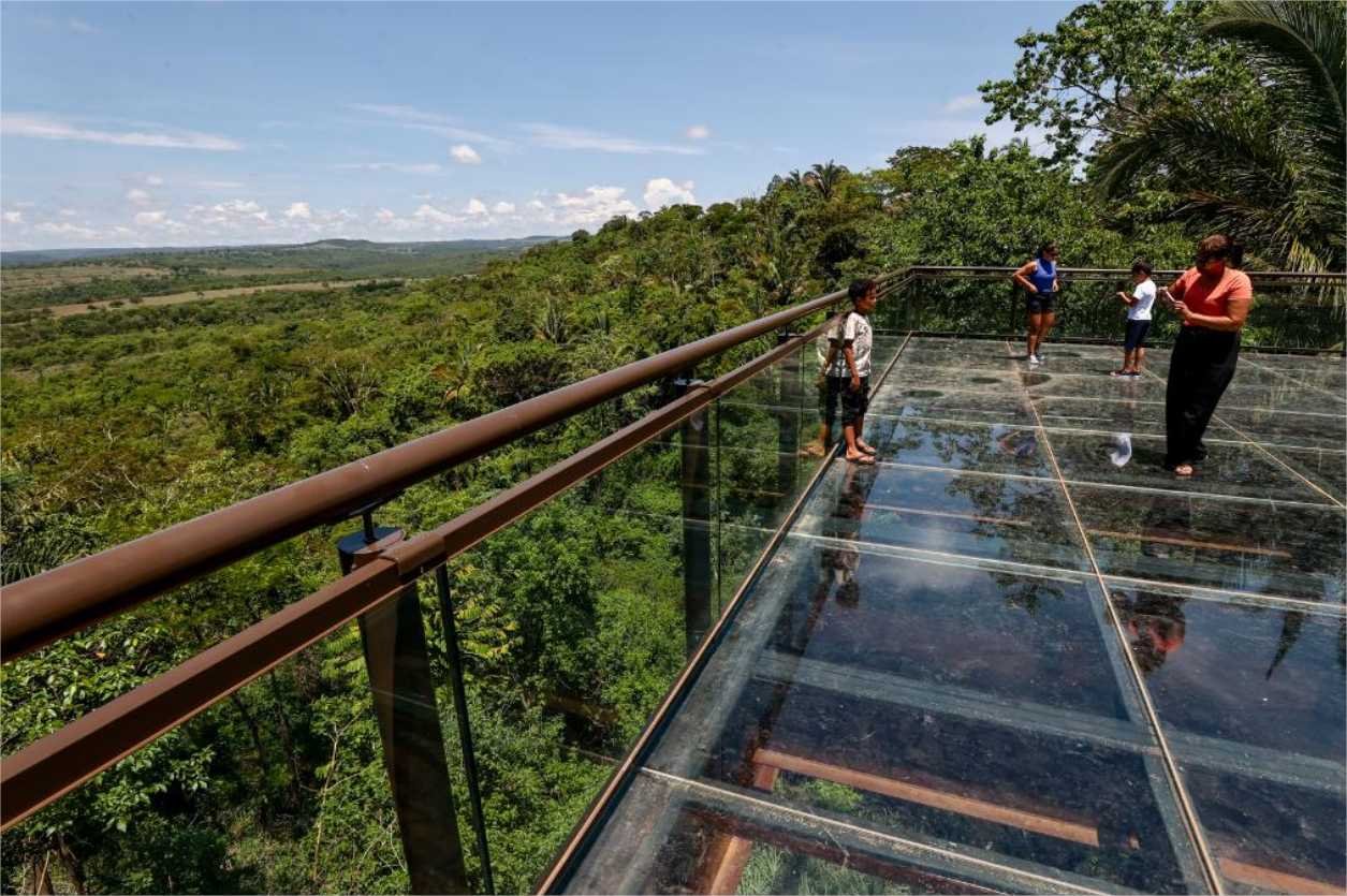 Primeiro mirante de vidro de MT se tornou ponto de lazer das famílias e atrativo para turistas, afirma prefeita