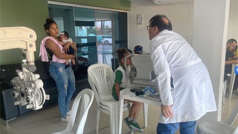 Equipe gestora convida responsáveis para acompanhar os estudantes durante exames de optometria