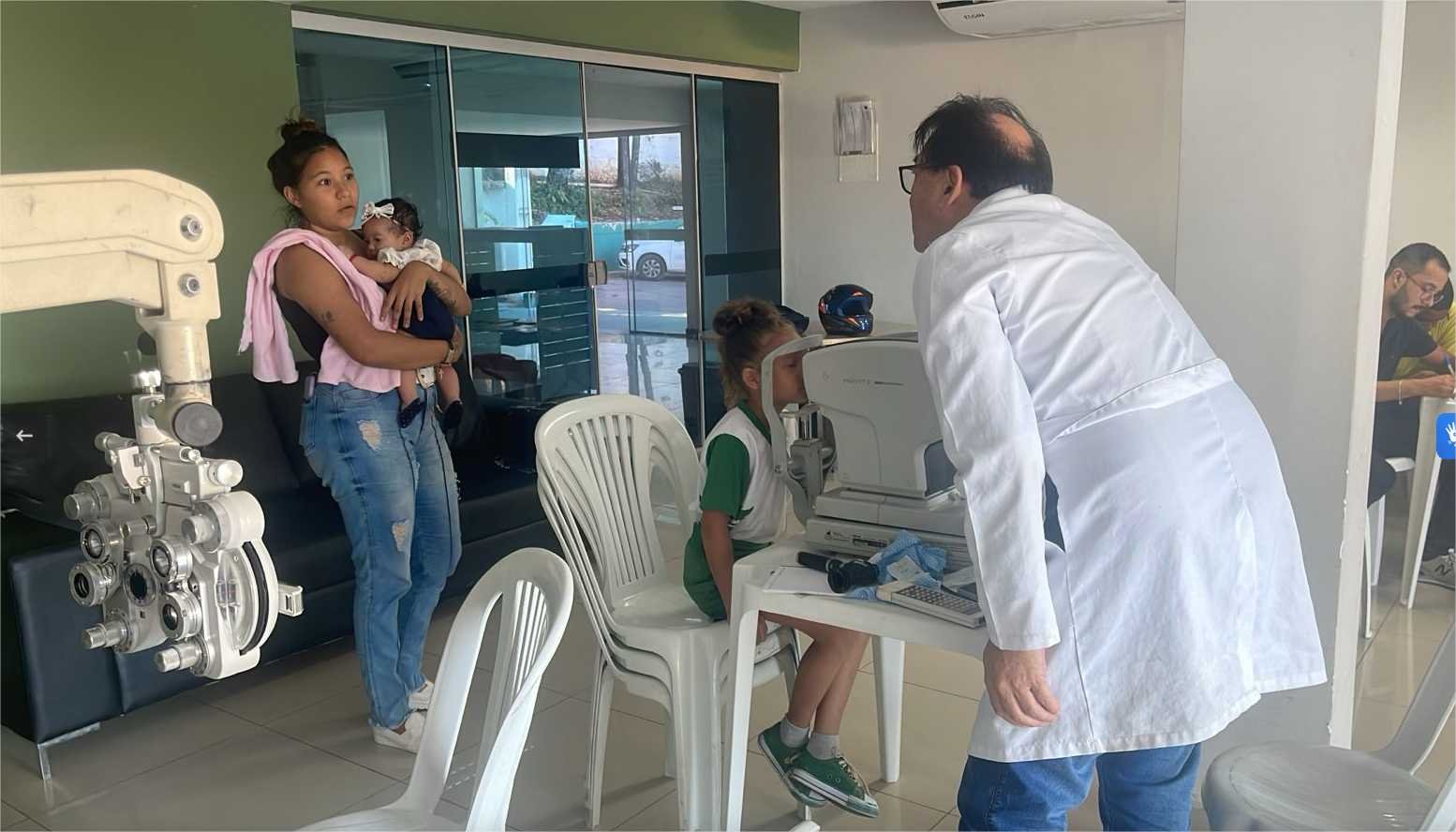 Equipe gestora convida responsáveis para acompanhar os estudantes durante exames de optometria