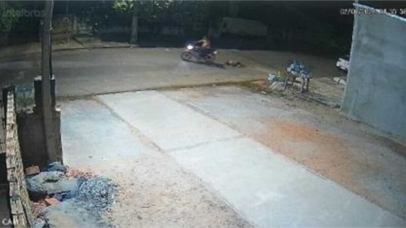 Imagens mostram momento em que suspeito arrasta corpo de vítima pelas ruas de Sinop; veja