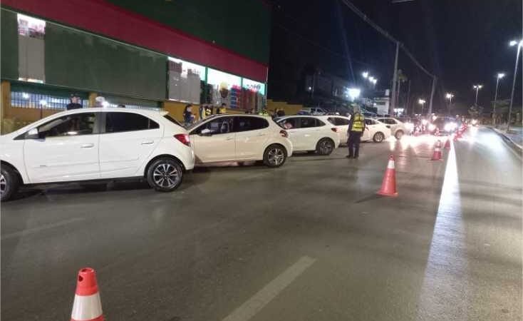 Agentes de segurança prendem 13 motoristas alcoolizados na madrugada deste domingo (16)