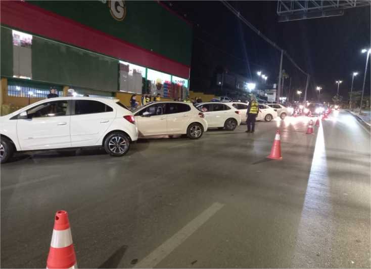 Agentes de segurança prendem 13 motoristas alcoolizados na madrugada deste domingo (16)
