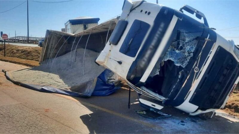 Motorista fica ferido após carreta com carga de pedra brita tombar na BR-364 em Rondonópolis