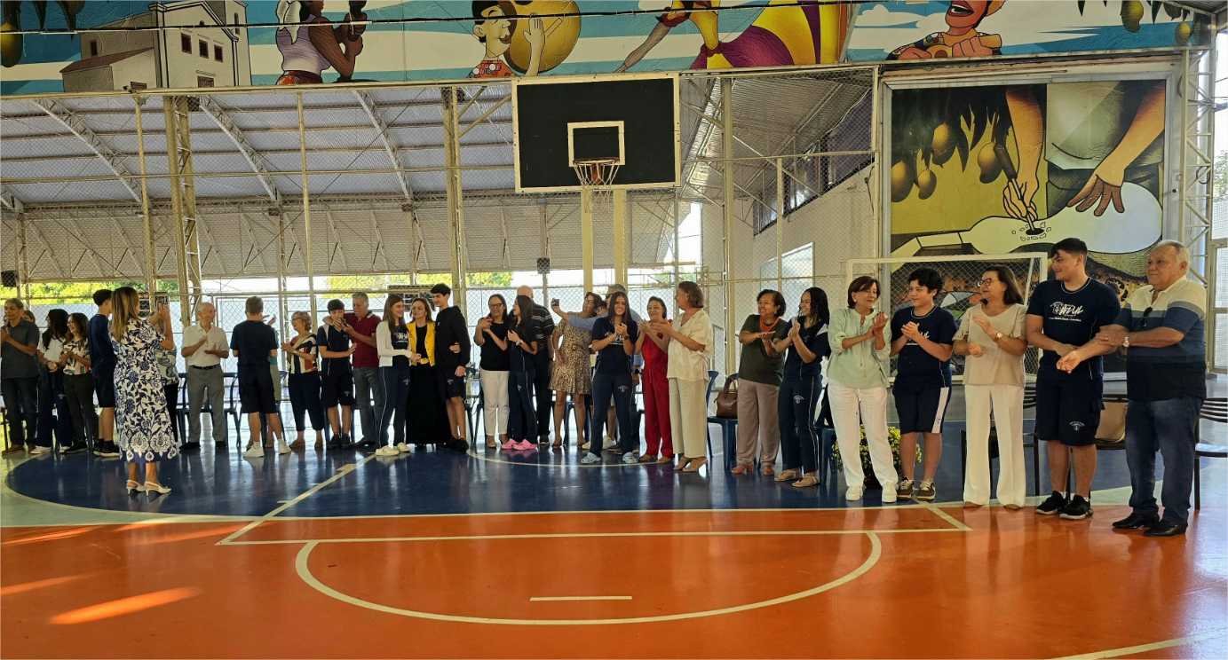 Avós são homenageados por alunos em Colégio de Cuiabá