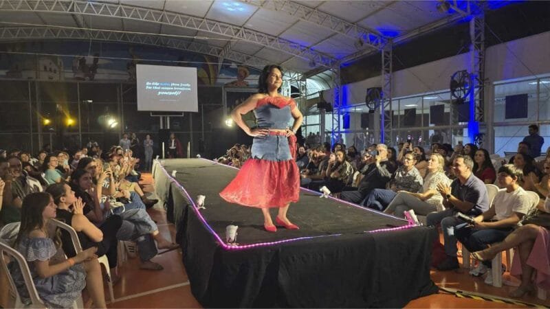 Alunos criam e confeccionam roupas customizadas em trabalho interdisciplinar